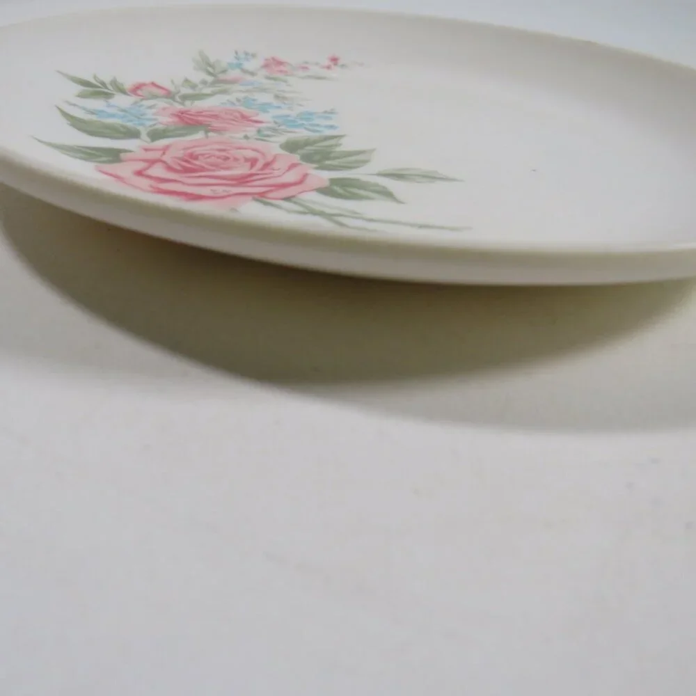 White (1) Melmac Plate with Pink Roses and Blue Flowers